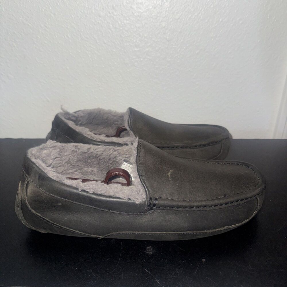 MEN'S SIZE 8 EEE UGG Ascot Black Leather Sheepskin Loafer Slippers 1103889w